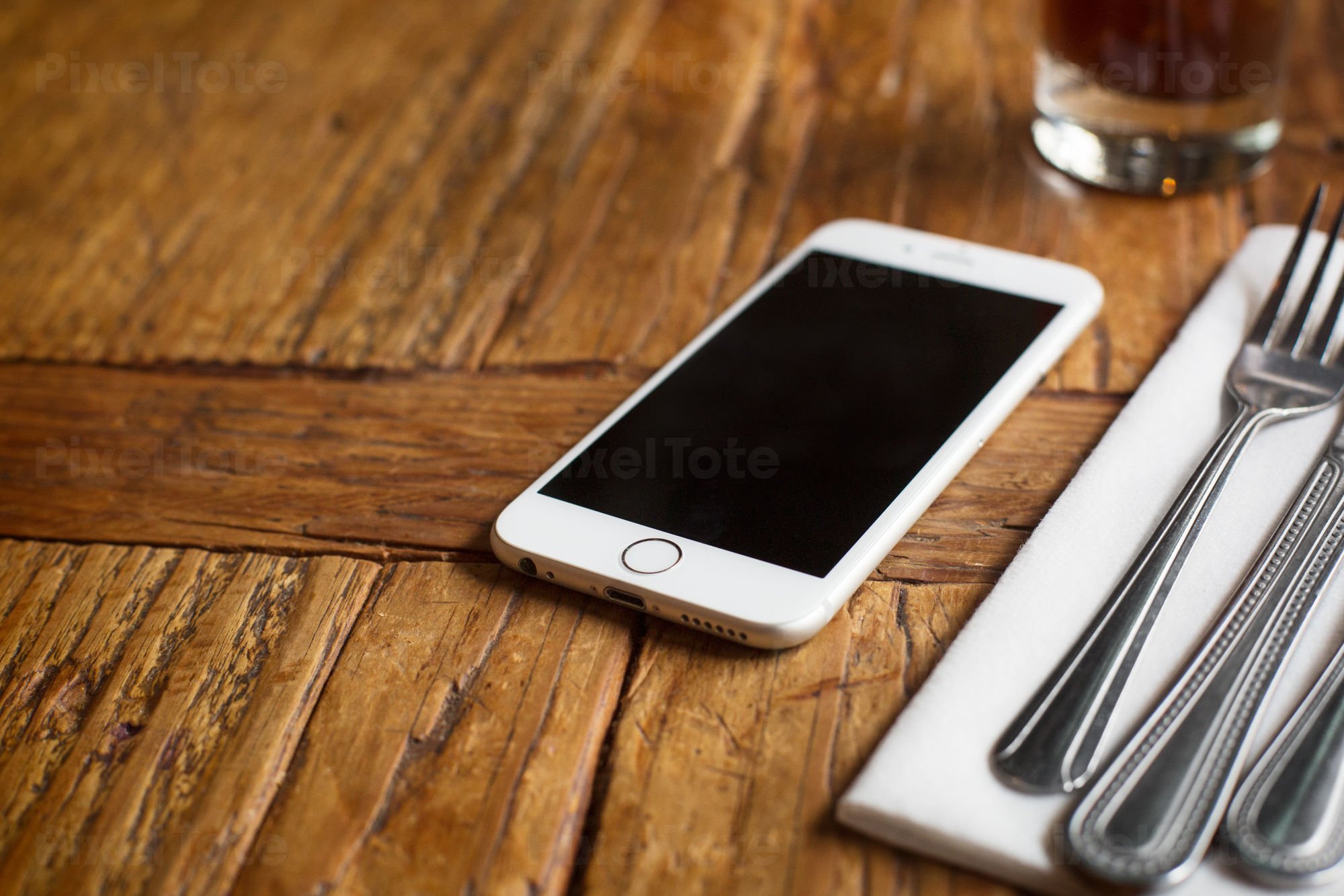 Положите телефон на стол. Смартфон на столе. Айфон на столе. Мобильный телефон в ресторане. Телефон смартфон на столе.